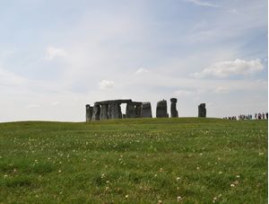 STONEHENGE COM CÉU AZUL