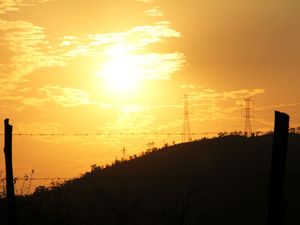 INTERIOR COM POR DO SOL