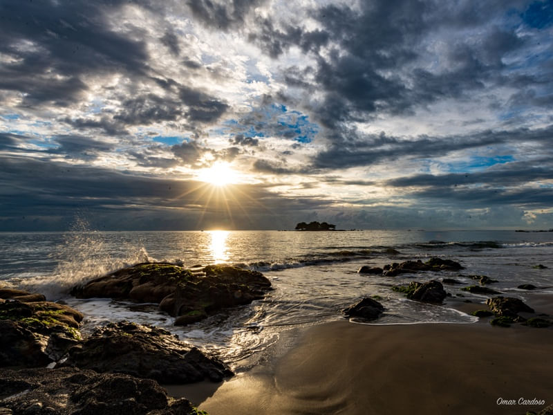 O SOL JÁ ACORDOU NA PRAIA