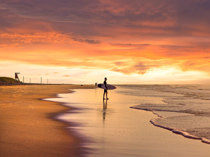 A PRANCHA O MAR E UM POR DO SOL INCRÍVEL