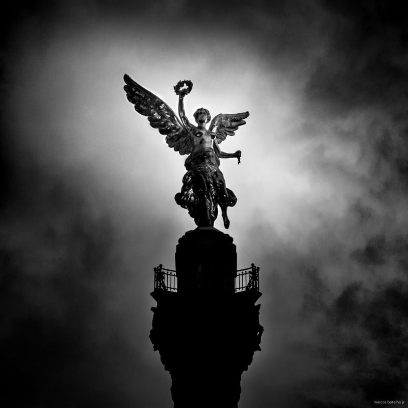 ANJO E NEBLINA EM TONS DE CINZA