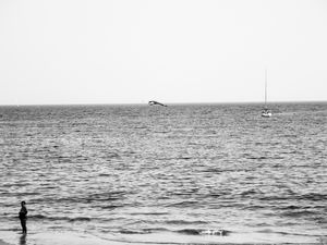 BANHO DE MAR EM PRETO E BRANCO