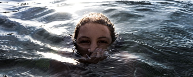 MENINA MERGULHANDO