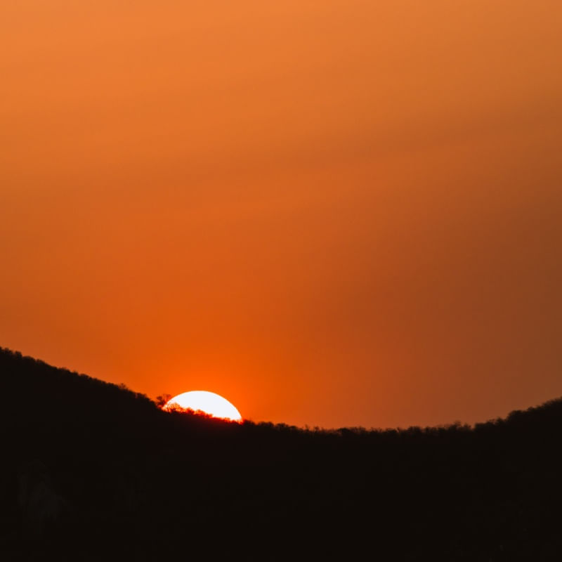 POR DO SOL NO HORIZONTE