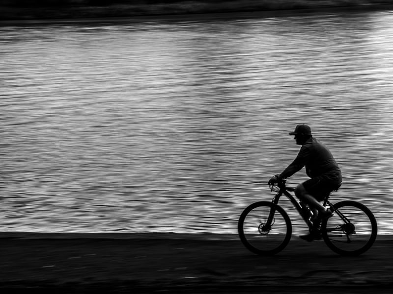 O CICLISTA E O LAGO