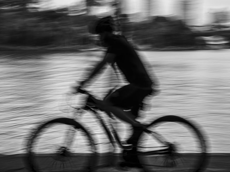 O CICLISTA NO LAGO