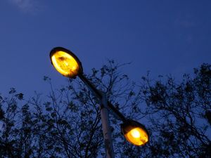 AS LUZES AO ANOITECER