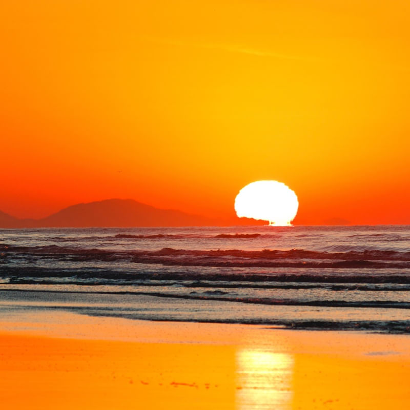 SOL NASCENDO NA PRAIA