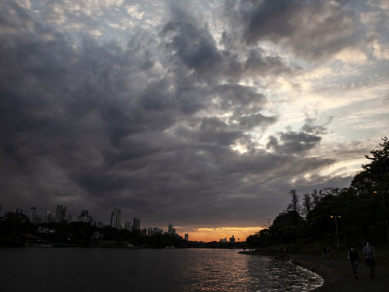 AS NUVENS SOBRE O LAGO