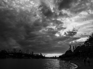 AS NUVENS SOBRE O LAGO P&B