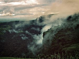 ABRAÇO NAS NUVENS
