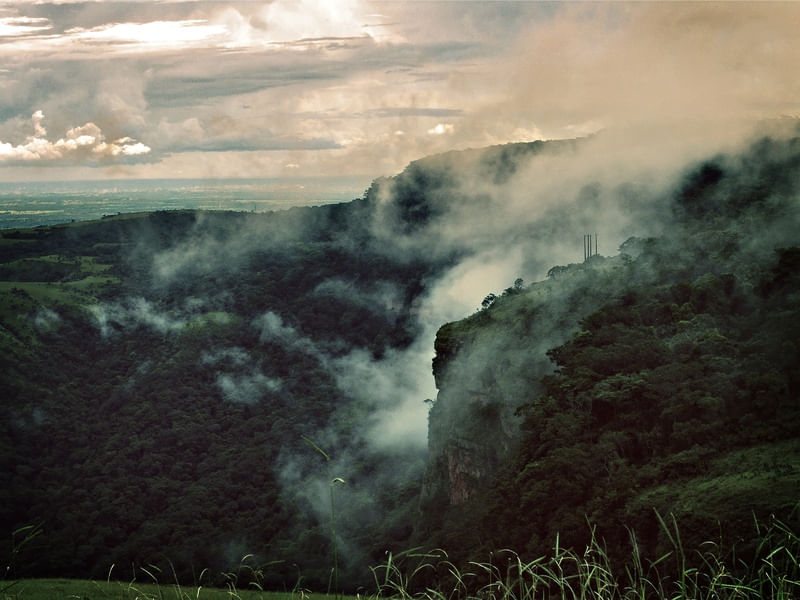 ABRAÇO NAS NUVENS
