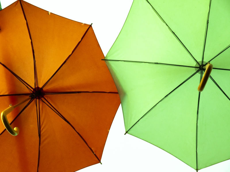 A ARTE DA CORES DOS GUARDA CHUVAS LARANJA E NEON