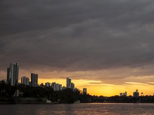 OS PRÉDIOS DO LAGO AO ENTARDECER