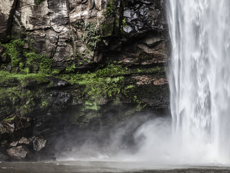 A BELEZA DA QUEDA DA CACHOEIRA