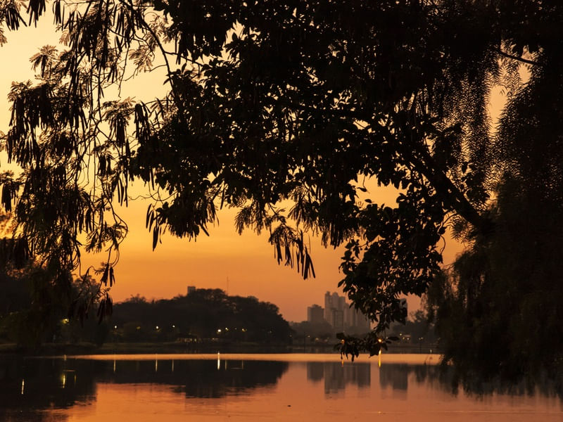 O CÉU ALARANJADO SOBRE O LAGO IGAPO
