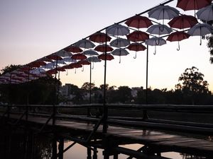 A PONTE DE GUARDA-CHUVAS